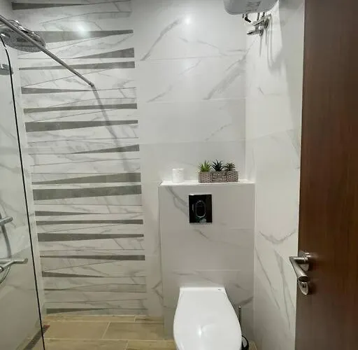 *hot* Main Square Brand New Luxury